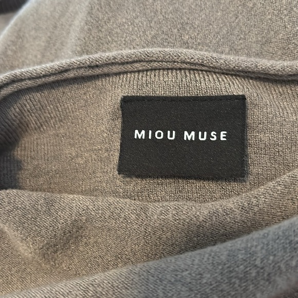 Miou Muse women’s gray oversized mock neck cropped sweater size small - Picture 8 of 9